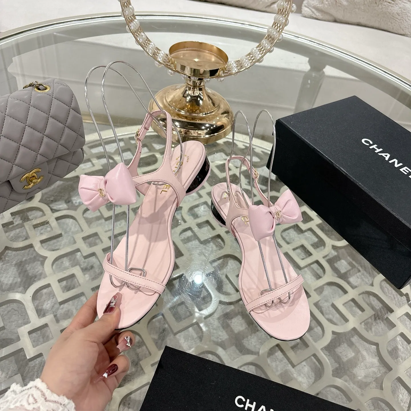 👟👟Ex-factory price 560👟👟 CHANEL 25ss spring and summer new counter top double C bow sandals. This classic design; bow with double C embellishment, playful and elegant, multiple color matching elements... Diversified mix and match is very beautiful and versatile, very light and comfortable on the feet, super delicate and elegant... ꫛꫀꪝ Go➫ Material: Upper: Original customized imported sheepskin Inner: Original custom-made sheepskin lining Outsole: Original custom-made Italian through-dyed genuine leather outsole Size: 35–40 (40 and 41 are custom-made and cannot be returned or exchanged)